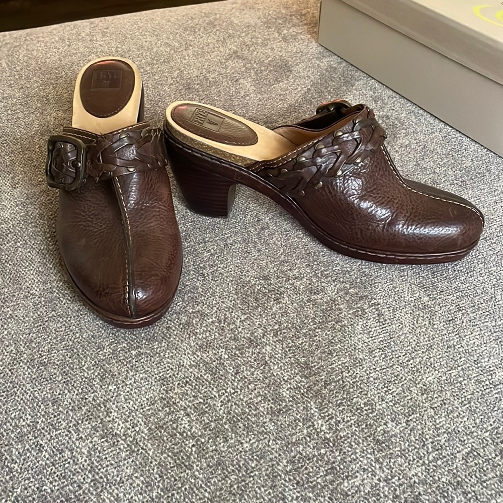 New Brown leather size 10 fire clog heel